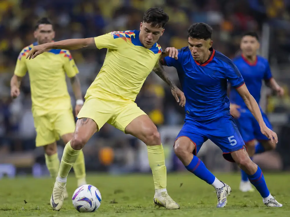 Jugadores disputan un partido de futbol profesional