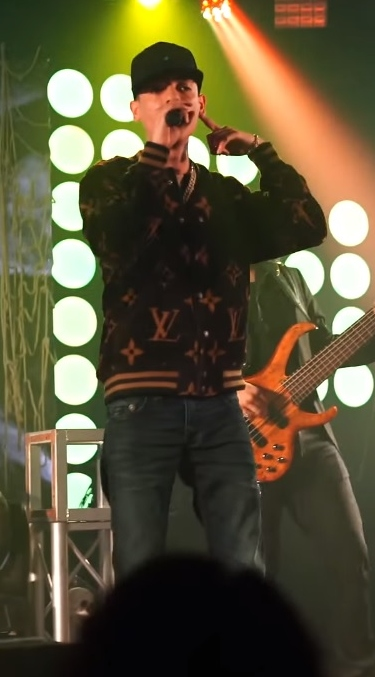 Natanael Cano durante un concierto