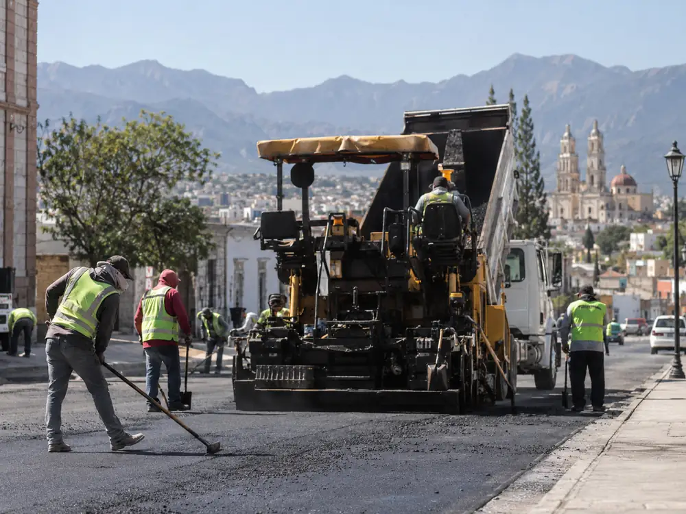 Trabajos de pavimentación en una vialidad de Saltillo