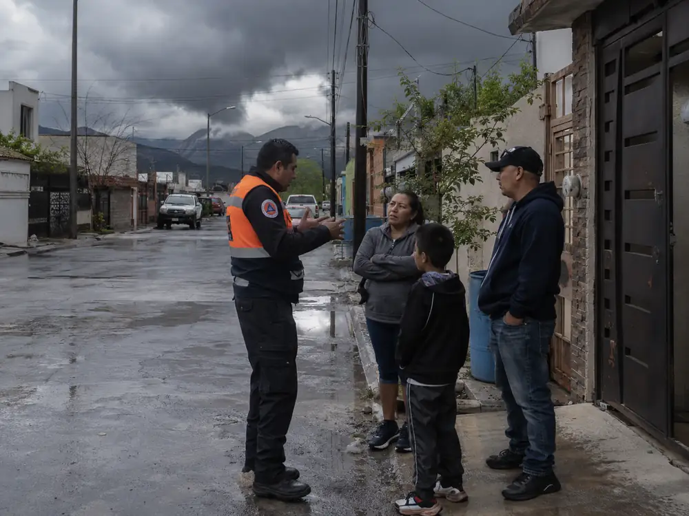 Protección Civil informa a familias de Saltillo sobre riesgos durante lluvias